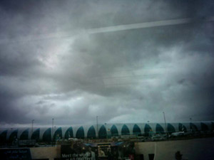 दुबई एअरपोर्ट पर घिरे बादल
