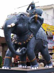 हाथी पर सवार आल्हा की मूर्ति